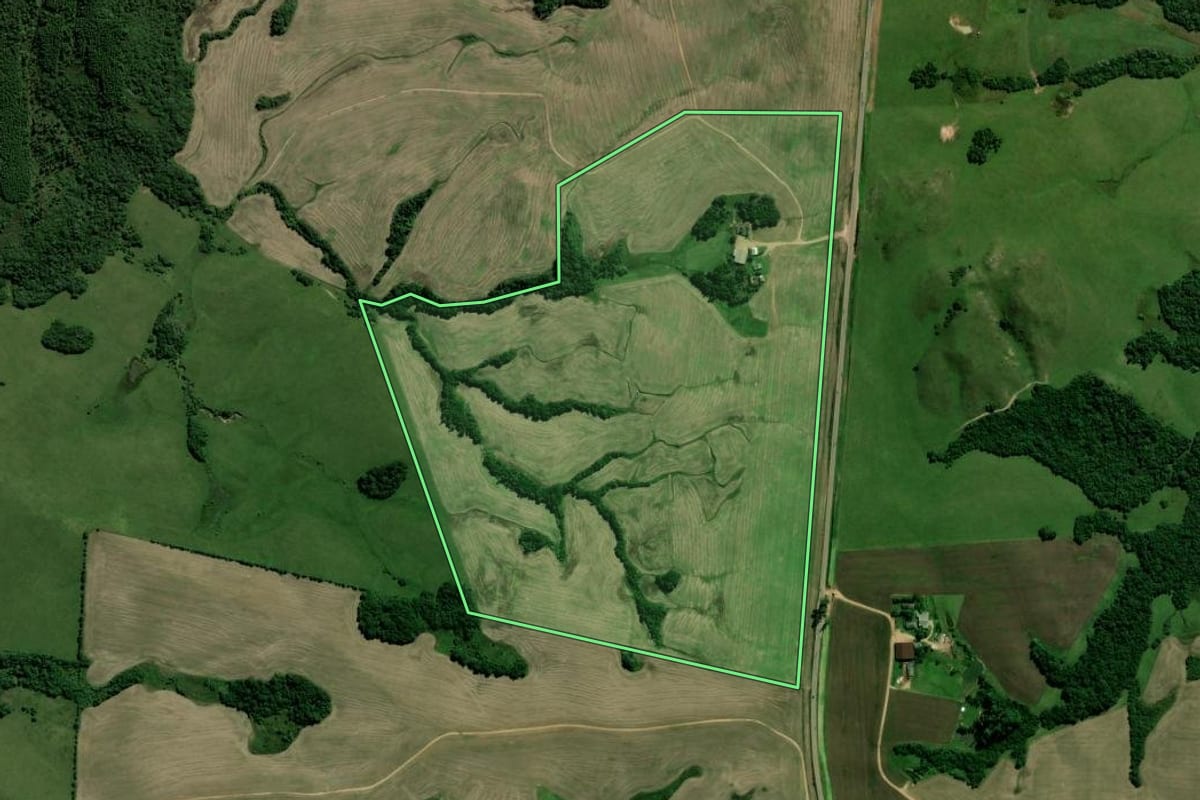 Imagem de satélite do imóvel rural em Encruzilhada do Sul (RS), com o contorno declarado no CAR desenhado por cima.