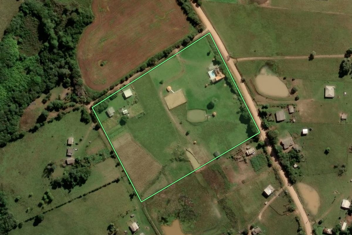 Imagem de satélite do imóvel rural em Encruzilhada do Sul (RS), com o contorno declarado no CAR desenhado por cima.