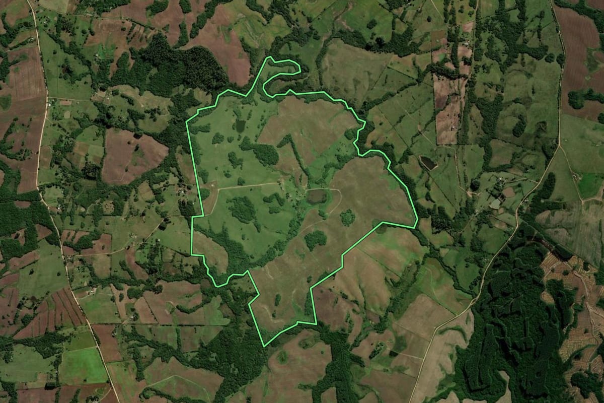 Imagem de satélite do imóvel rural em Encruzilhada do Sul (RS), com o contorno declarado no CAR desenhado por cima.