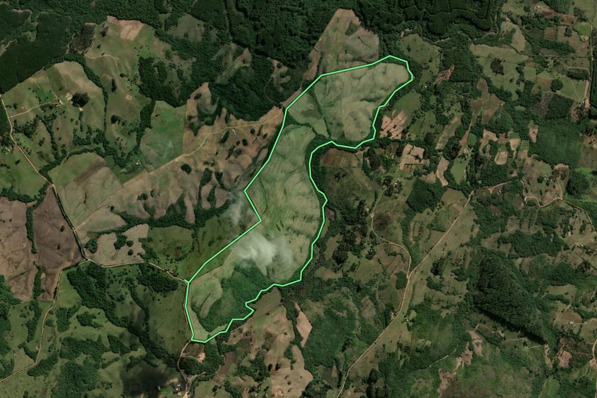 Imagem de satélite do imóvel rural em Encruzilhada do Sul (RS), com o contorno declarado no CAR desenhado por cima.