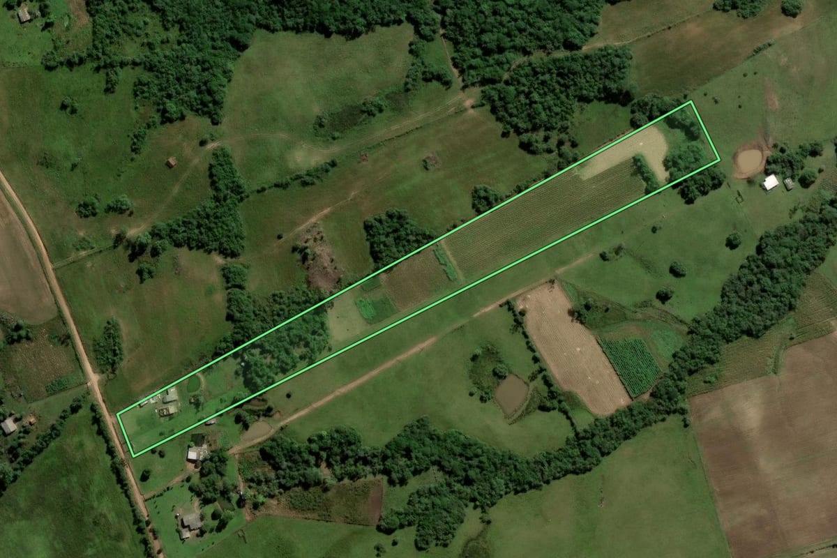 Imagem de satélite do imóvel rural em Encruzilhada do Sul (RS), com o contorno declarado no CAR desenhado por cima.