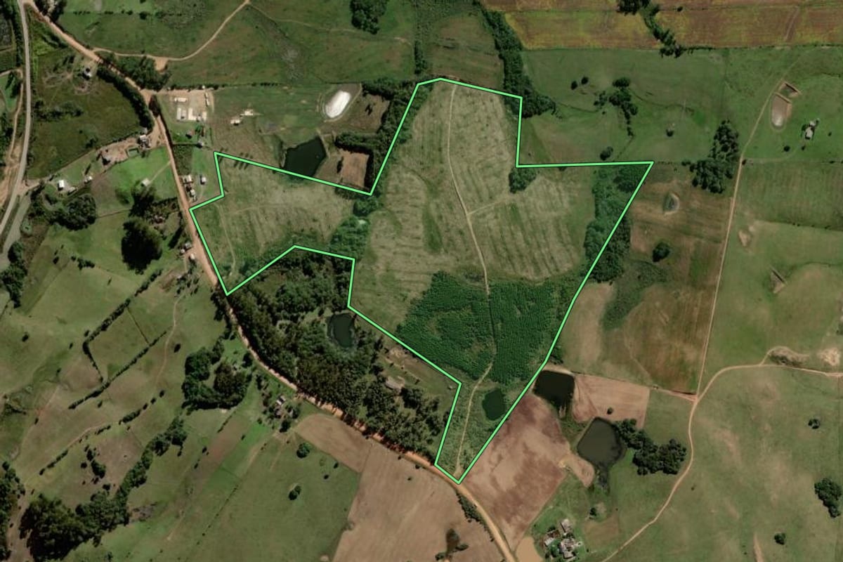 Imagem de satélite do imóvel rural em Encruzilhada do Sul (RS), com o contorno declarado no CAR desenhado por cima.