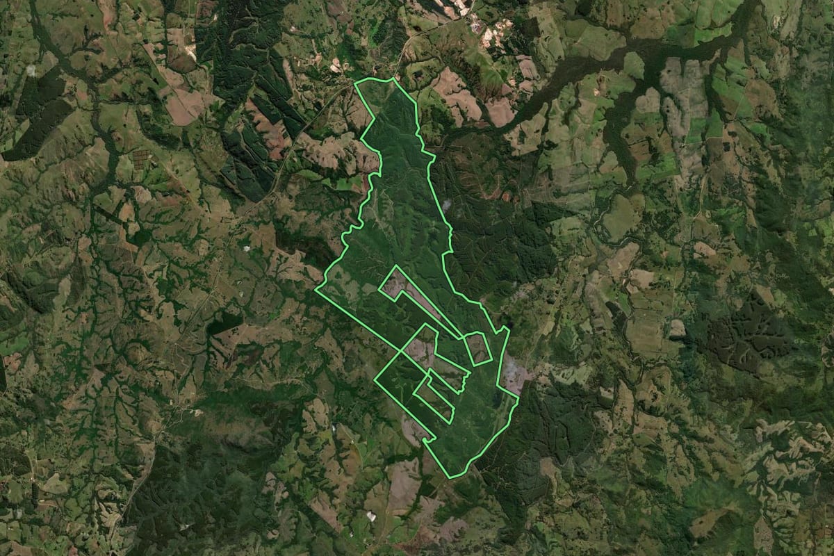 Imagem de satélite do imóvel rural em Encruzilhada do Sul (RS), com o contorno declarado no CAR desenhado por cima.