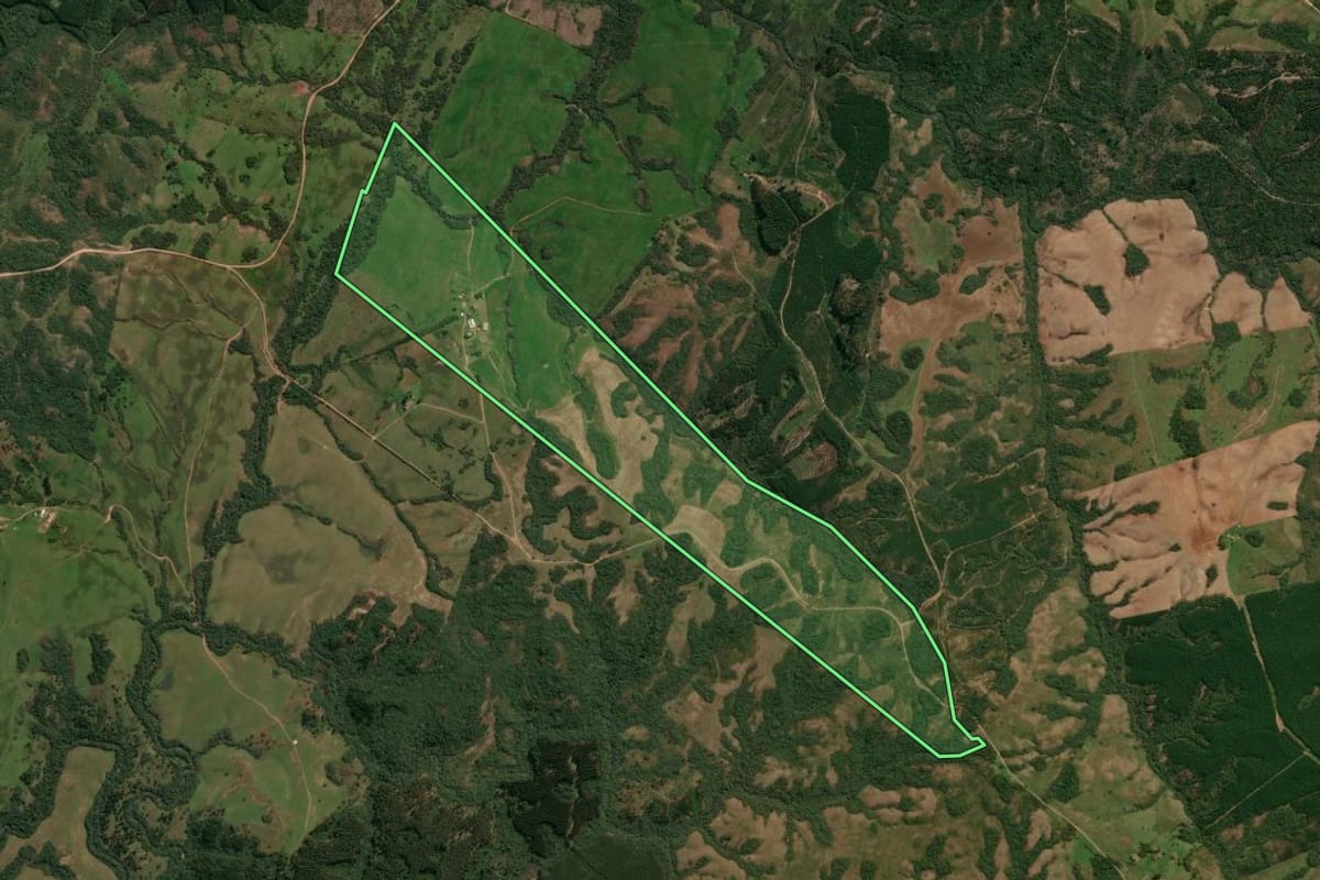 Imagem de satélite do imóvel rural em Encruzilhada do Sul (RS), com o contorno declarado no CAR desenhado por cima.
