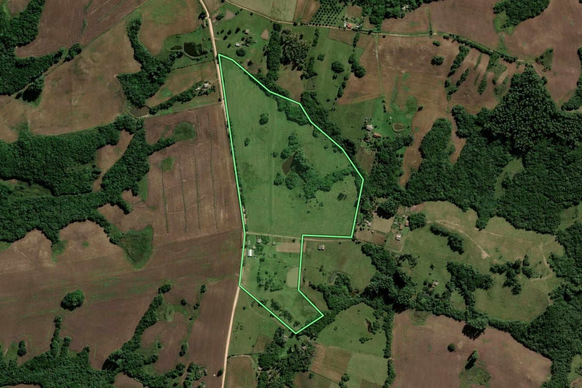 Imagem de satélite do imóvel rural em Encruzilhada do Sul (RS), com o contorno declarado no CAR desenhado por cima.