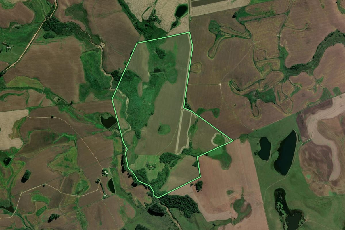 Imagem de satélite do imóvel rural em Encruzilhada do Sul (RS), com o contorno declarado no CAR desenhado por cima.