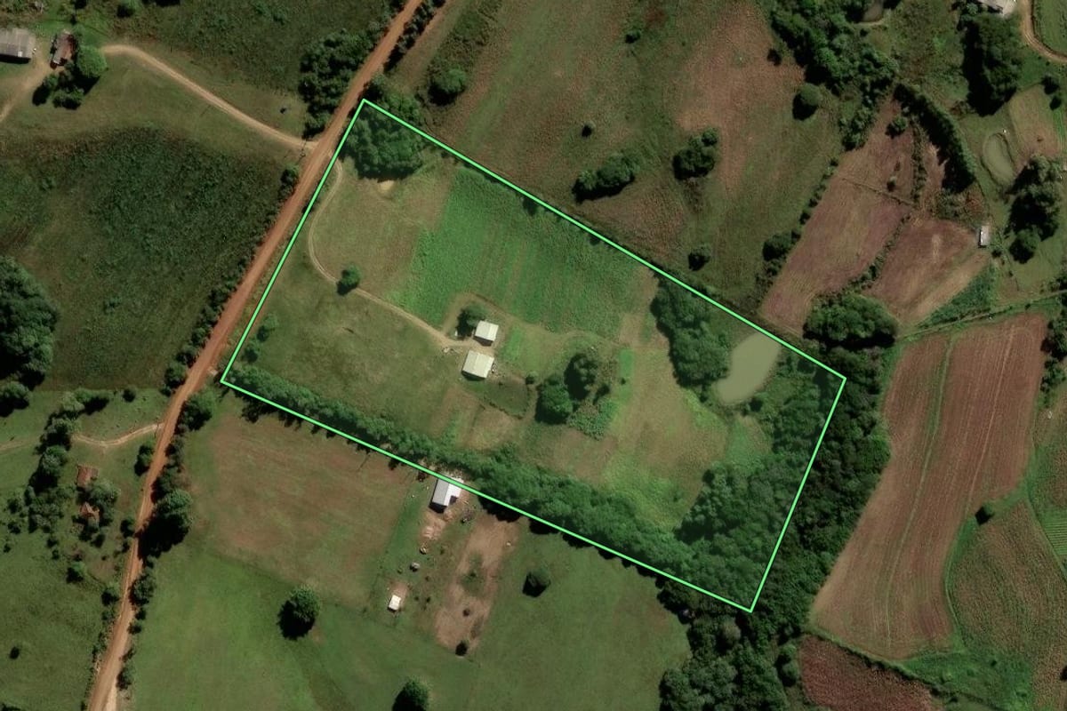 Imagem de satélite do imóvel rural em Encruzilhada do Sul (RS), com o contorno declarado no CAR desenhado por cima.