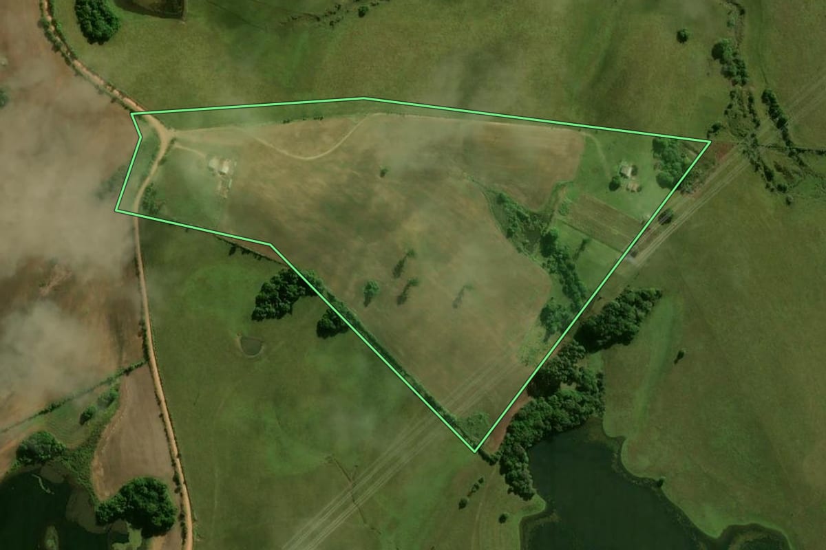 Imagem de satélite do imóvel rural em Encruzilhada do Sul (RS), com o contorno declarado no CAR desenhado por cima.
