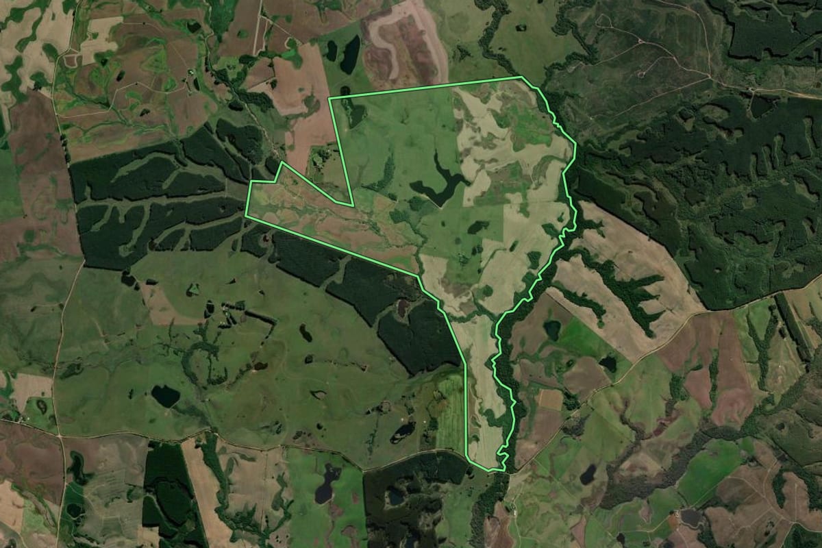 Imagem de satélite do imóvel rural em Encruzilhada do Sul (RS), com o contorno declarado no CAR desenhado por cima.