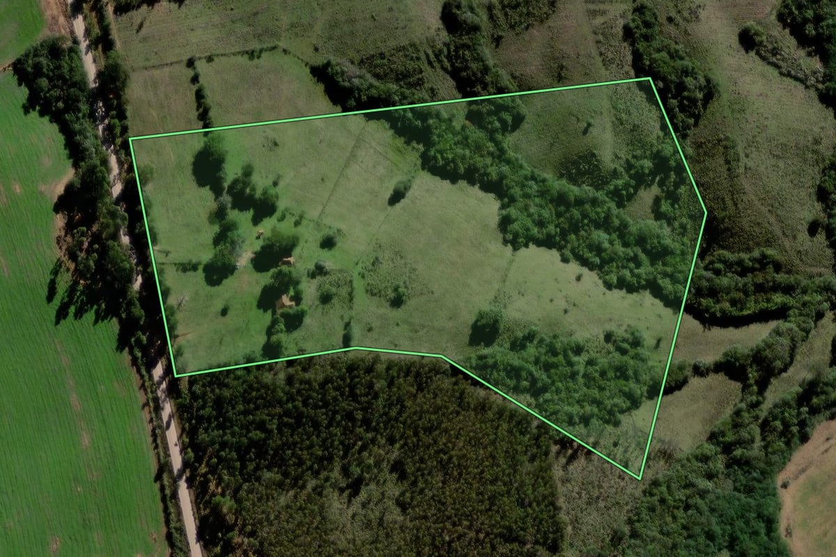 Imagem de satélite do imóvel rural em Encruzilhada do Sul (RS), com o contorno declarado no CAR desenhado por cima.