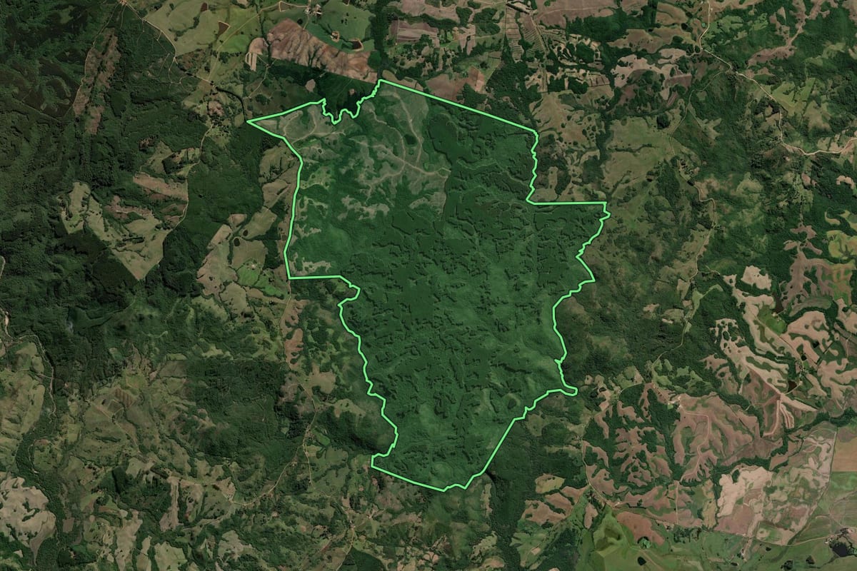Imagem de satélite do imóvel rural em Encruzilhada do Sul (RS), com o contorno declarado no CAR desenhado por cima.