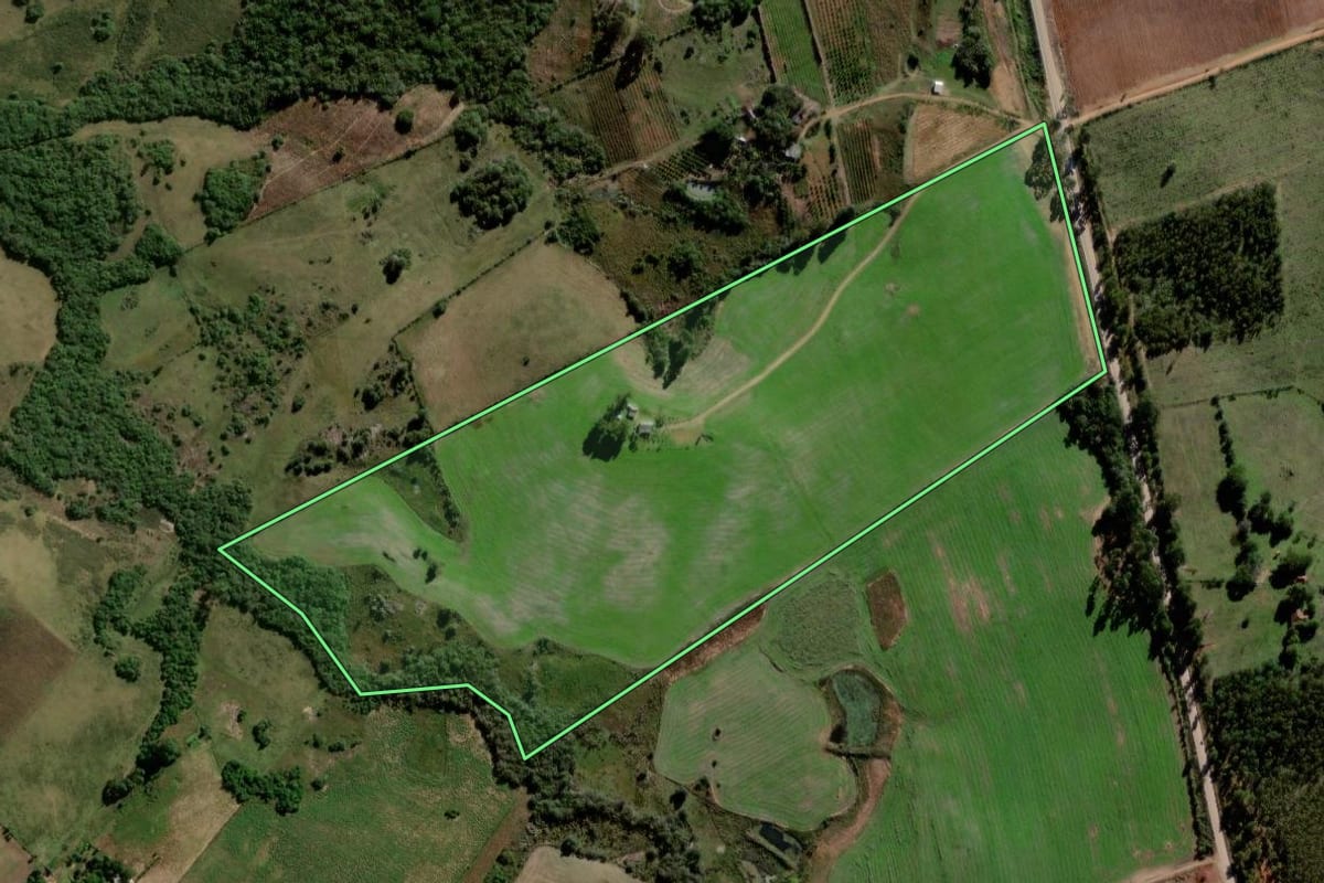 Imagem de satélite do imóvel rural em Encruzilhada do Sul (RS), com o contorno declarado no CAR desenhado por cima.