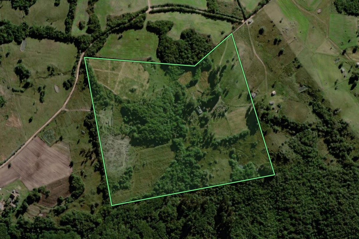 Imagem de satélite do imóvel rural em Encruzilhada do Sul (RS), com o contorno declarado no CAR desenhado por cima.