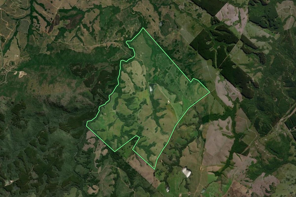 Imagem de satélite do imóvel rural em Encruzilhada do Sul (RS), com o contorno declarado no CAR desenhado por cima.