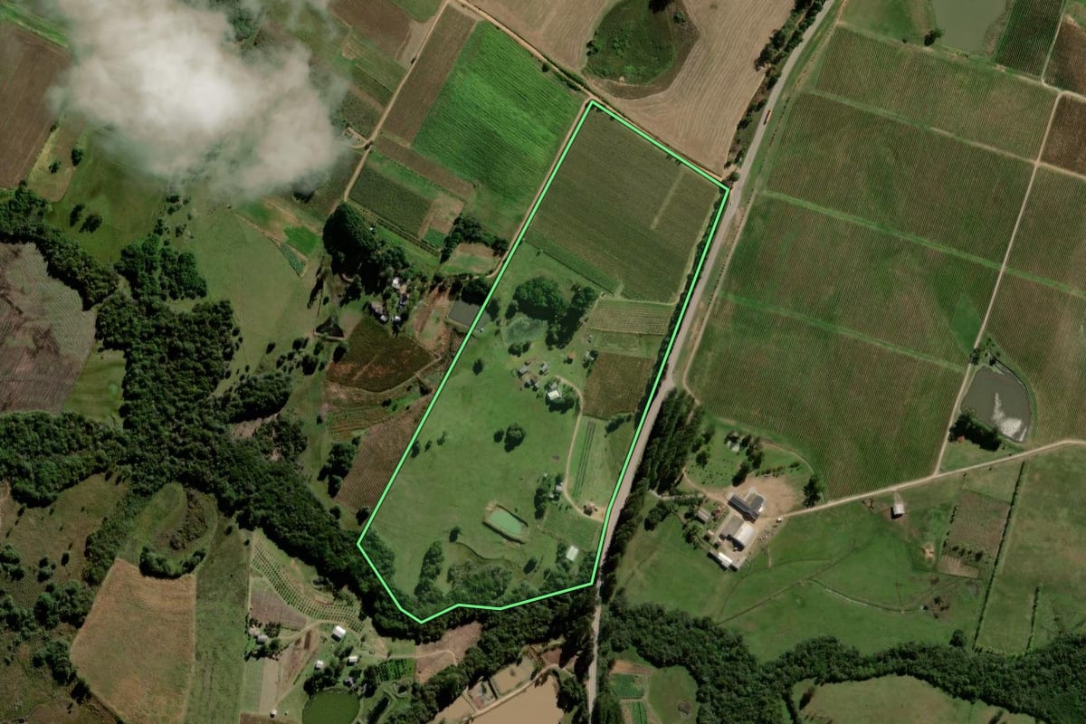 Imagem de satélite do imóvel rural em Encruzilhada do Sul (RS), com o contorno declarado no CAR desenhado por cima.