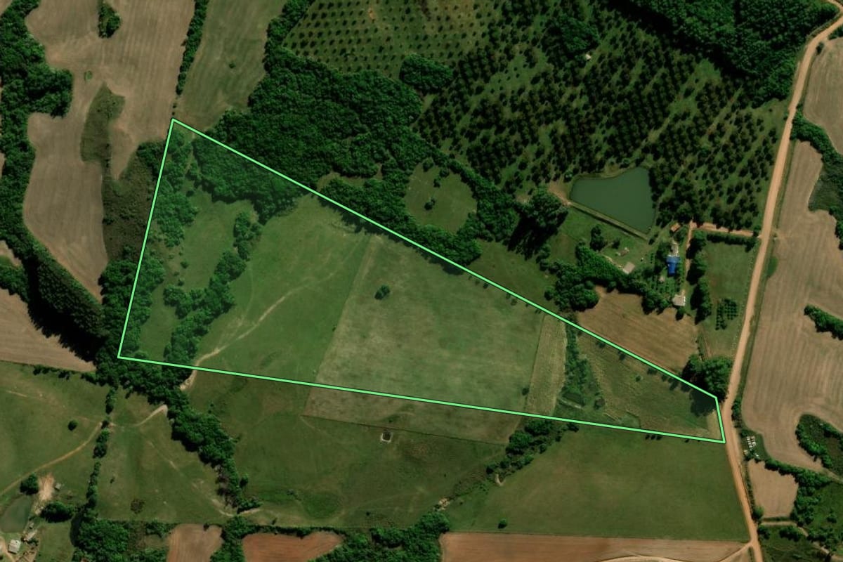 Imagem de satélite do imóvel rural em Encruzilhada do Sul (RS), com o contorno declarado no CAR desenhado por cima.