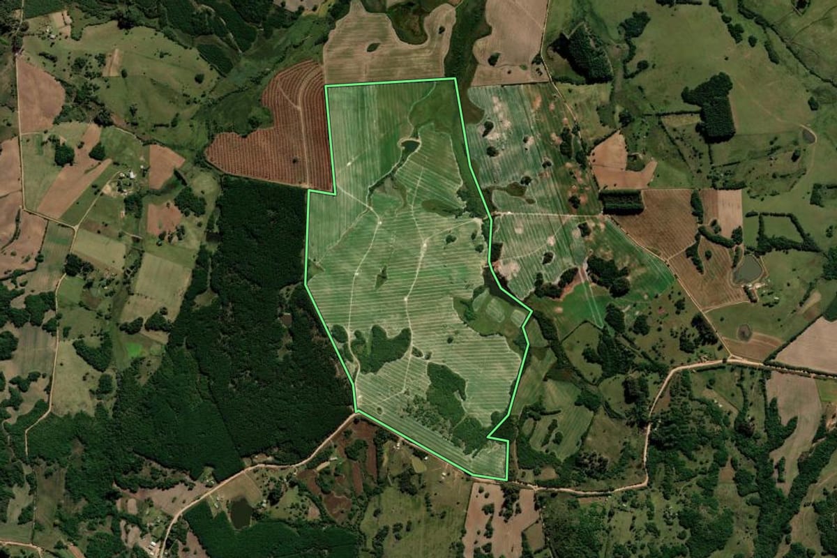 Imagem de satélite do imóvel rural em Encruzilhada do Sul (RS), com o contorno declarado no CAR desenhado por cima.