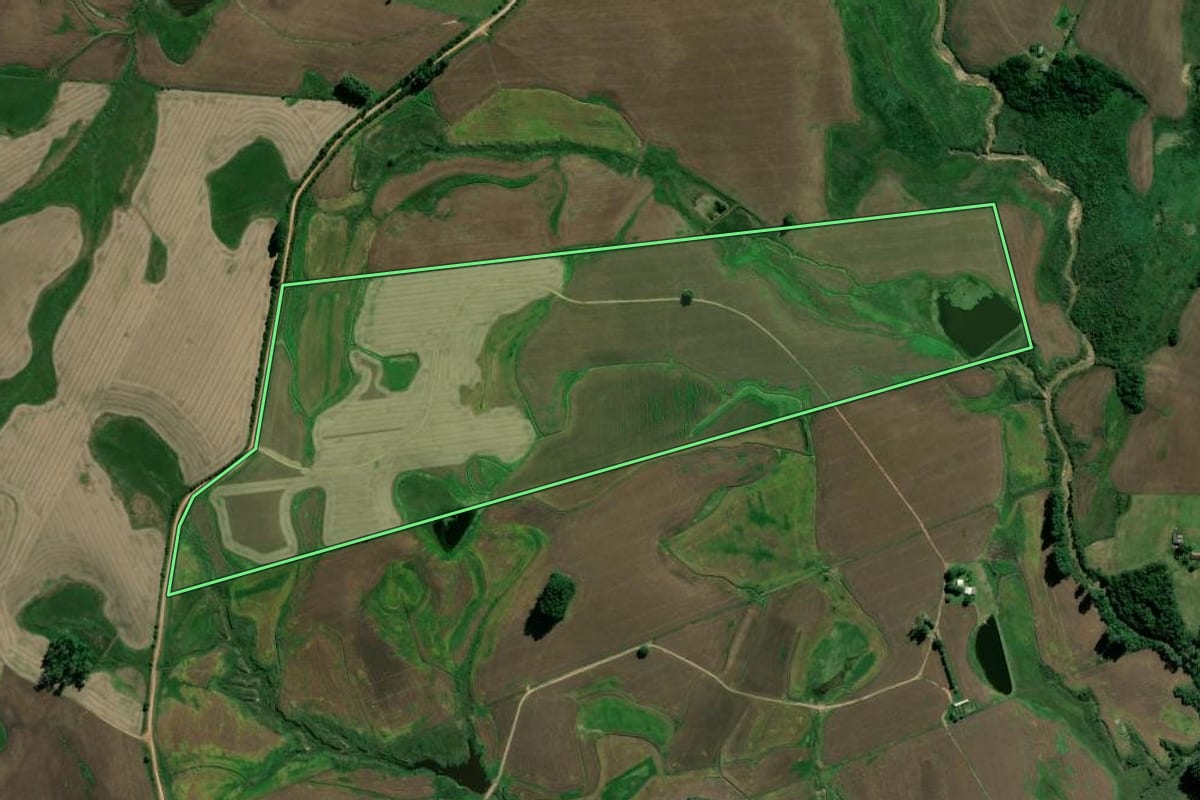 Imagem de satélite do imóvel rural em Encruzilhada do Sul (RS), com o contorno declarado no CAR desenhado por cima.