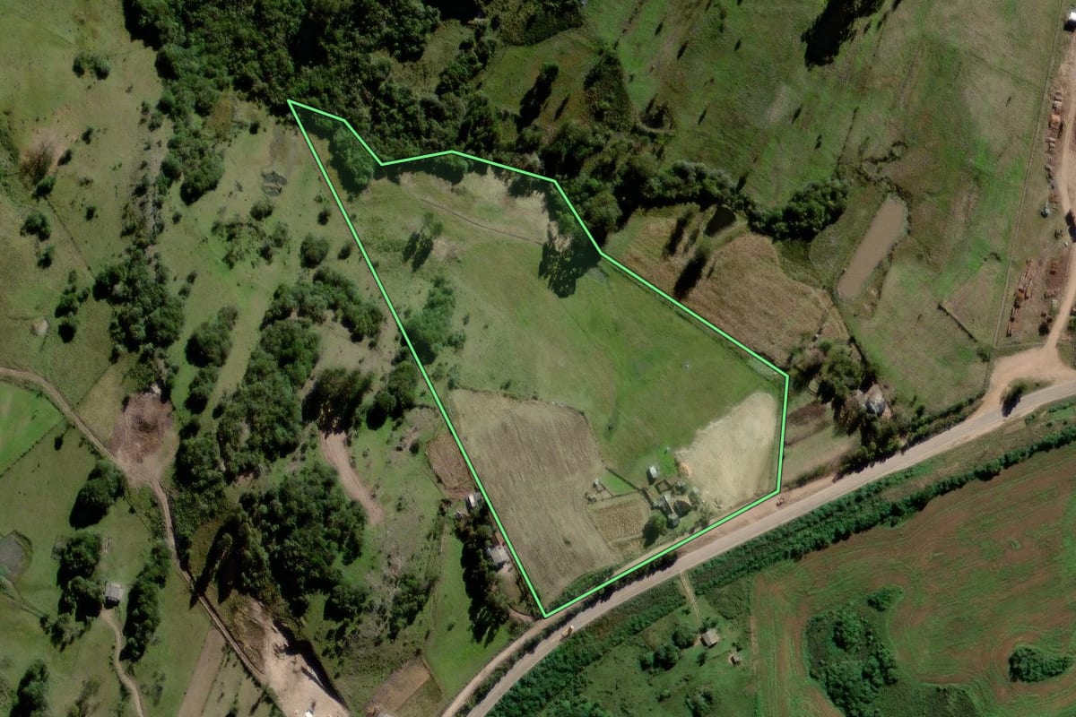 Imagem de satélite do imóvel rural em Encruzilhada do Sul (RS), com o contorno declarado no CAR desenhado por cima.
