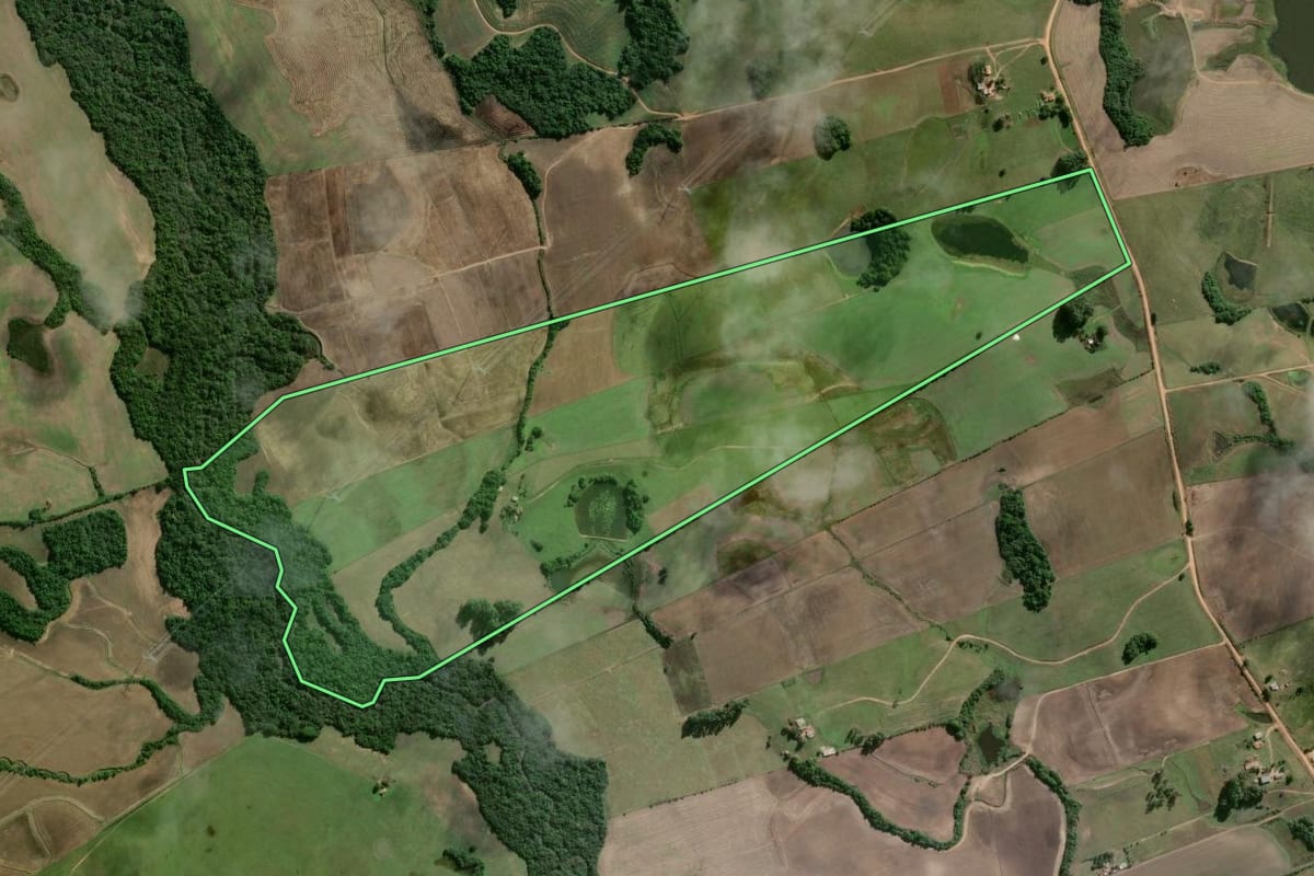 Imagem de satélite do imóvel rural em Encruzilhada do Sul (RS), com o contorno declarado no CAR desenhado por cima.