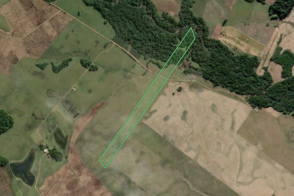 Imagem de satélite do imóvel rural em Encruzilhada do Sul (RS), com o contorno declarado no CAR desenhado por cima.
