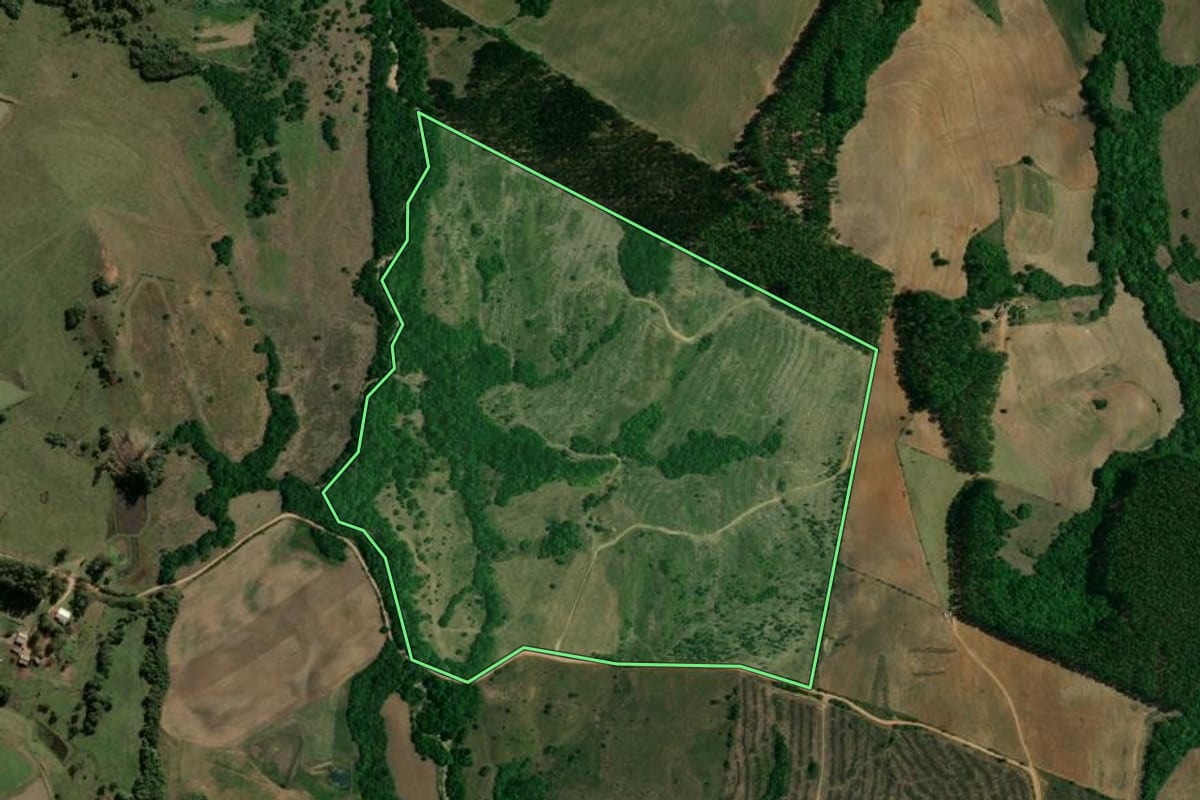 Imagem de satélite do imóvel rural em Encruzilhada do Sul (RS), com o contorno declarado no CAR desenhado por cima.