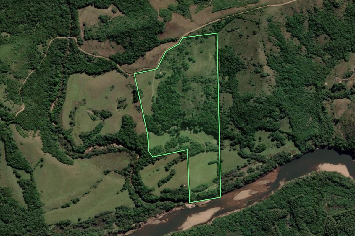 Imagem de satélite do imóvel rural em Encruzilhada do Sul (RS), com o contorno declarado no CAR desenhado por cima.