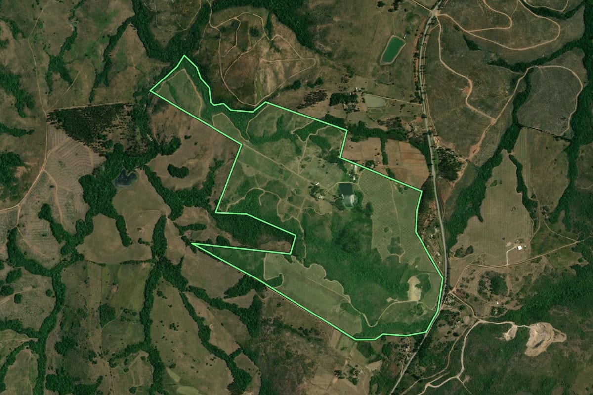 Imagem de satélite do imóvel rural em Encruzilhada do Sul (RS), com o contorno declarado no CAR desenhado por cima.