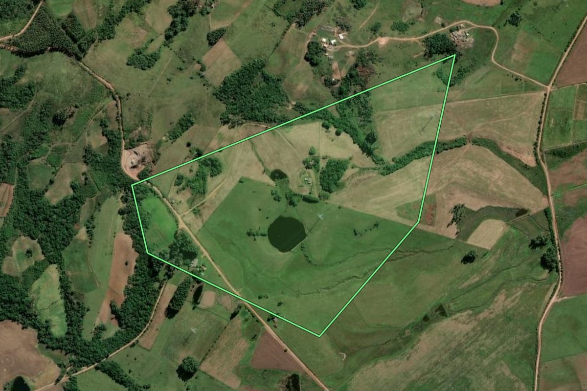 Imagem de satélite do imóvel rural em Encruzilhada do Sul (RS), com o contorno declarado no CAR desenhado por cima.