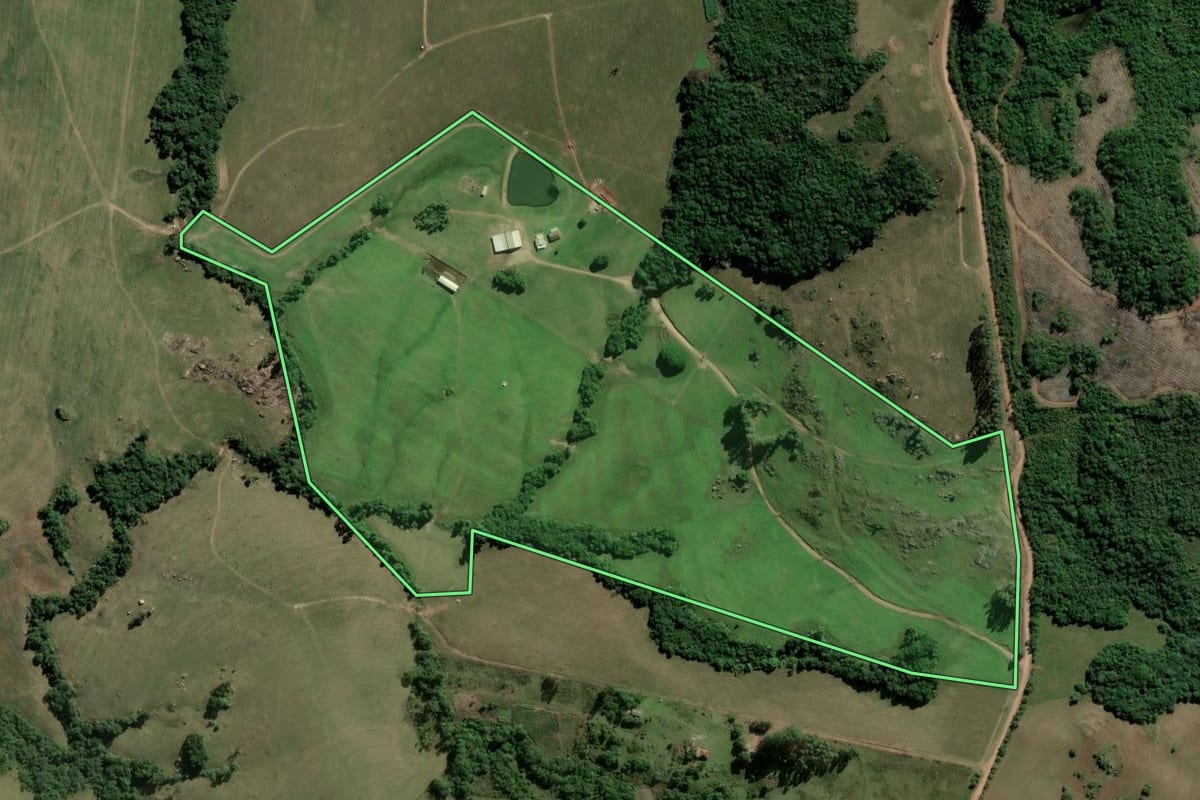 Imagem de satélite do imóvel rural em Encruzilhada do Sul (RS), com o contorno declarado no CAR desenhado por cima.