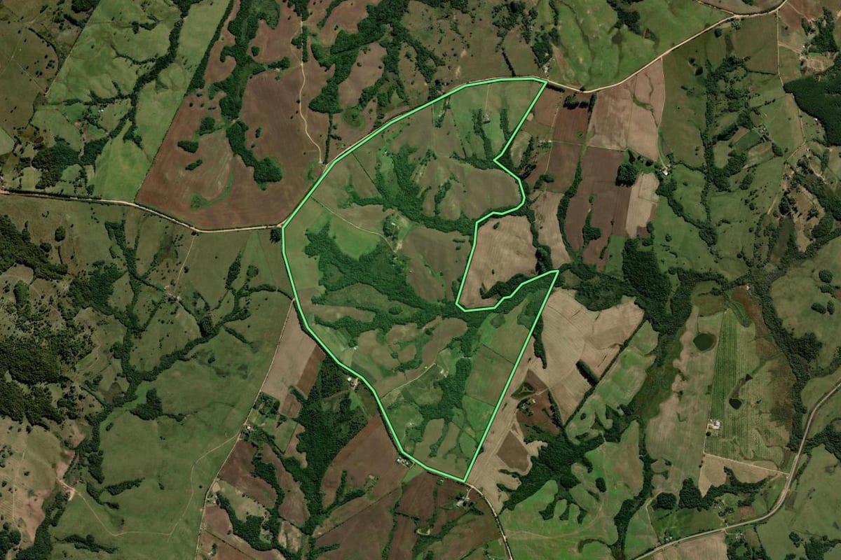 Imagem de satélite do imóvel rural em Encruzilhada do Sul (RS), com o contorno declarado no CAR desenhado por cima.