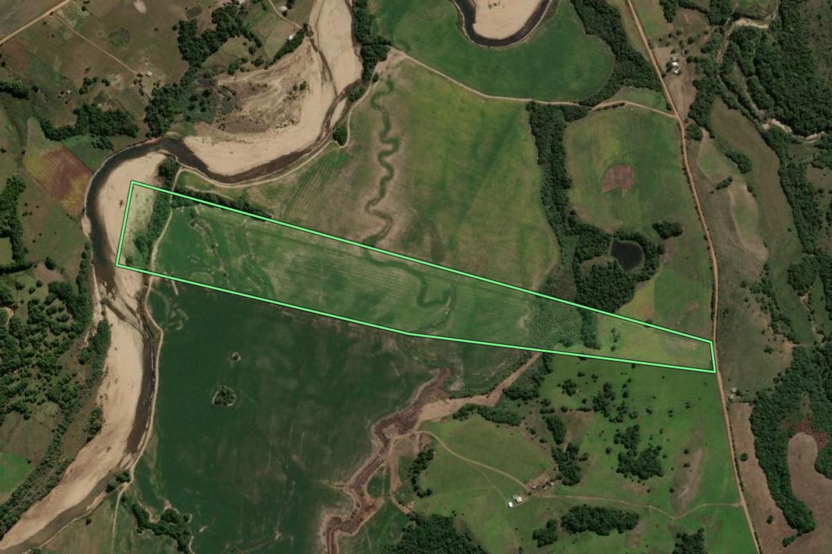 Imagem de satélite do imóvel rural em Encruzilhada do Sul (RS), com o contorno declarado no CAR desenhado por cima.