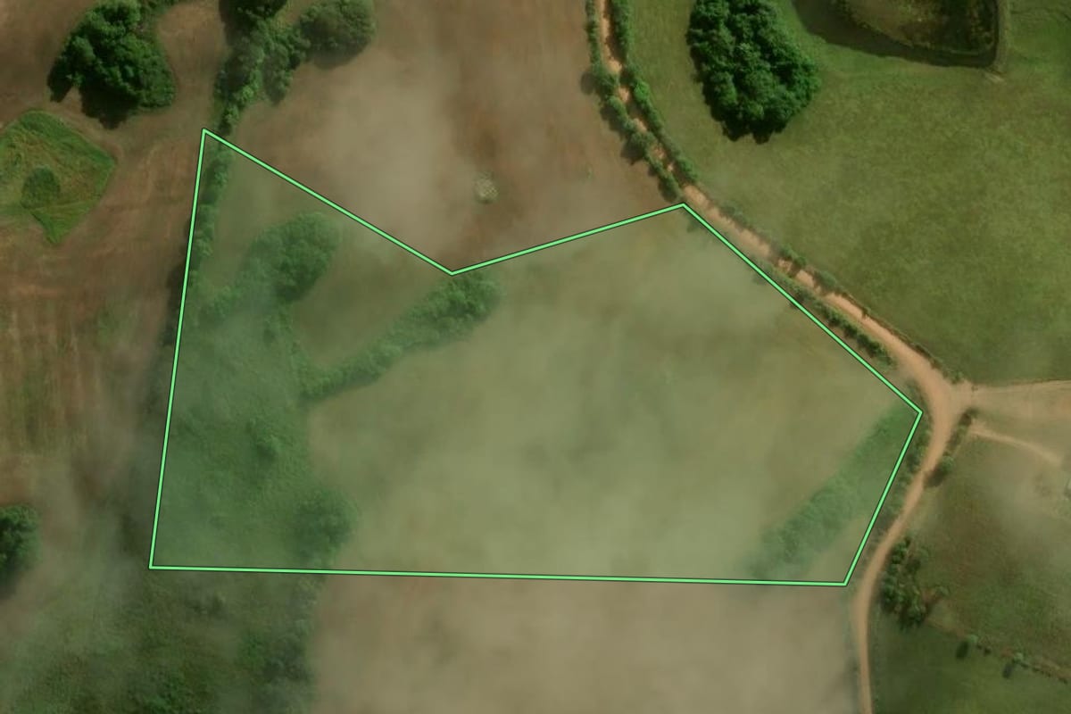 Imagem de satélite do imóvel rural em Encruzilhada do Sul (RS), com o contorno declarado no CAR desenhado por cima.