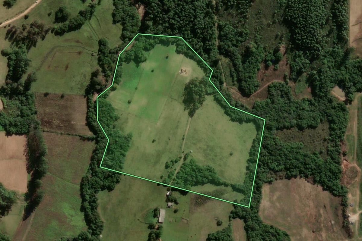 Imagem de satélite do imóvel rural em Encruzilhada do Sul (RS), com o contorno declarado no CAR desenhado por cima.