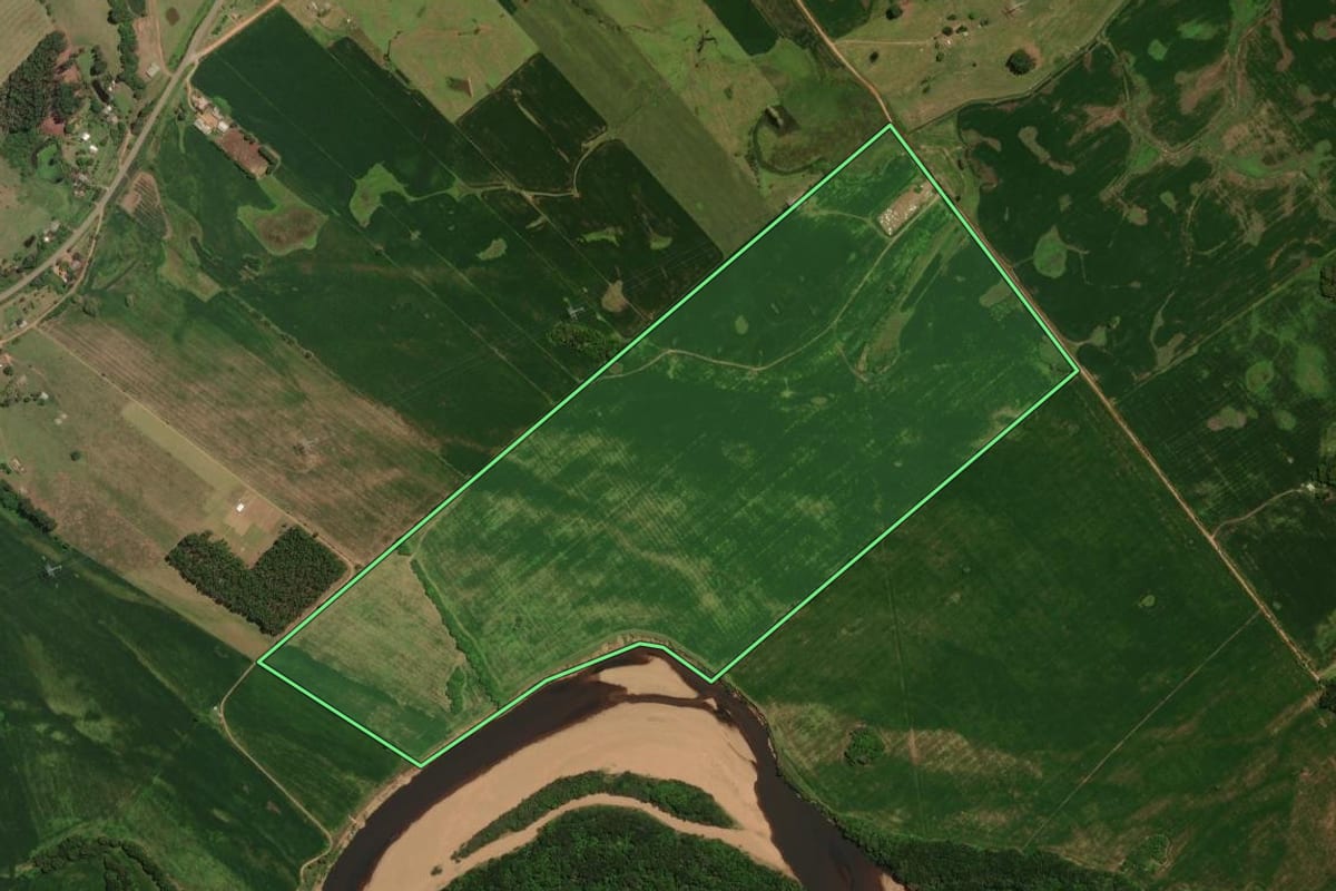 Imagem de satélite do imóvel rural em Encruzilhada do Sul (RS), com o contorno declarado no CAR desenhado por cima.