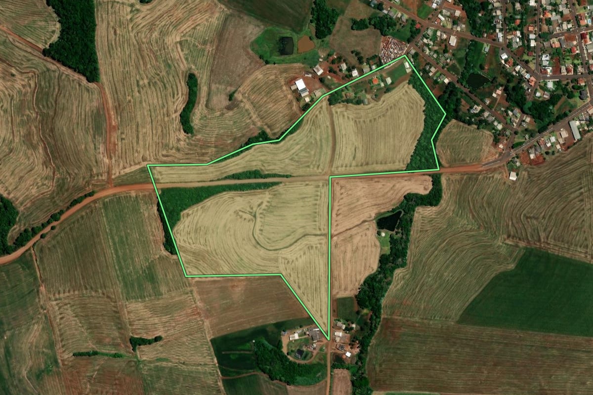 Imagem de satélite do imóvel rural em Engenho Velho (RS), com o contorno declarado no CAR desenhado por cima.