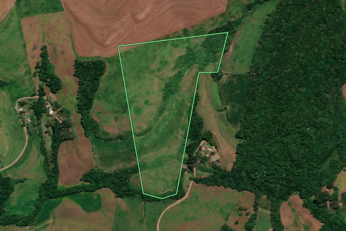 Imagem de satélite do imóvel rural em Engenho Velho (RS), com o contorno declarado no CAR desenhado por cima.