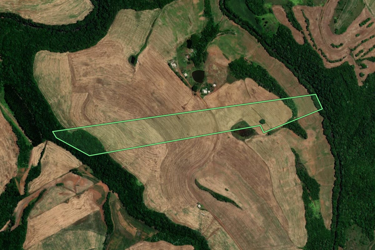 Imagem de satélite do imóvel rural em Engenho Velho (RS), com o contorno declarado no CAR desenhado por cima.