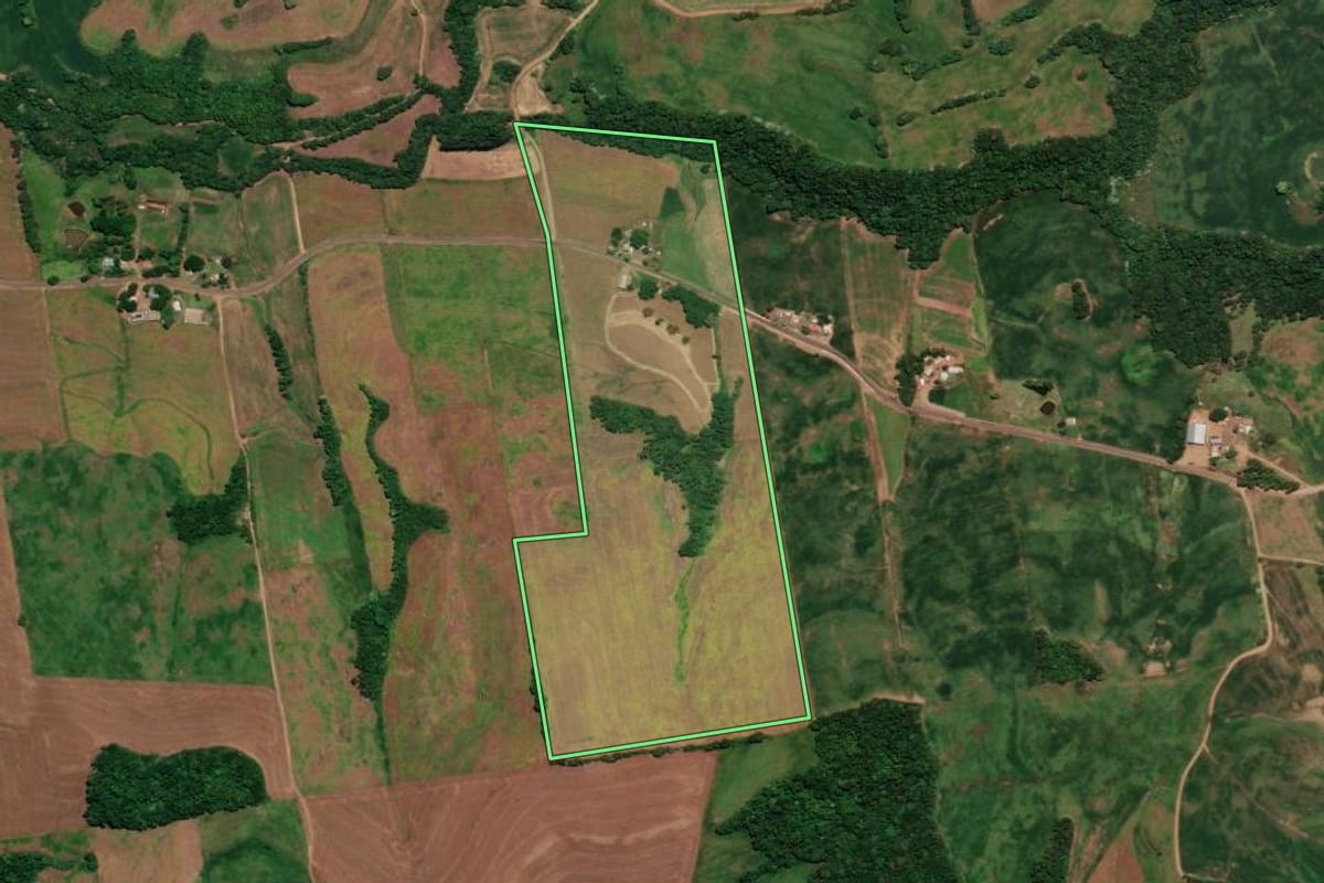 Imagem de satélite do imóvel rural em Engenho Velho (RS), com o contorno declarado no CAR desenhado por cima.