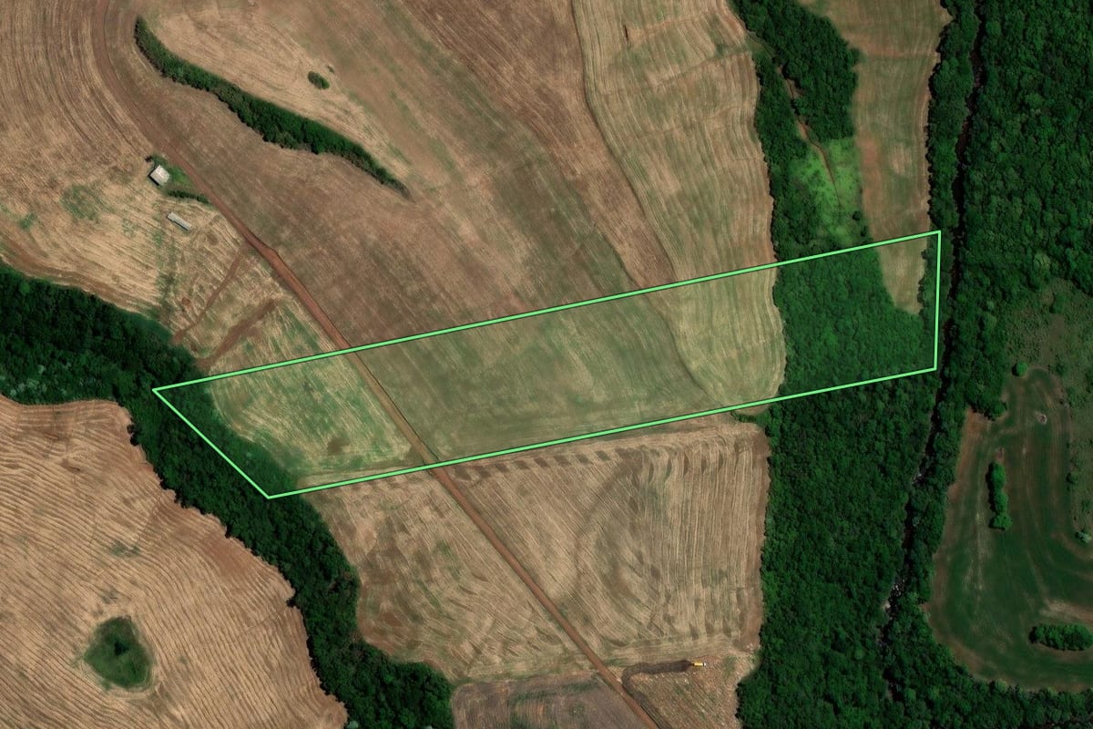 Imagem de satélite do imóvel rural em Engenho Velho (RS), com o contorno declarado no CAR desenhado por cima.