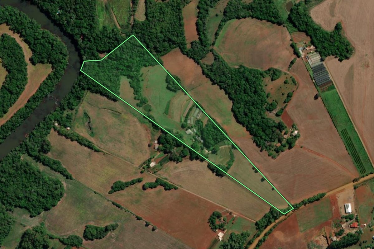 Imagem de satélite do imóvel rural em Entre-Ijuís (RS), com o contorno declarado no CAR desenhado por cima.