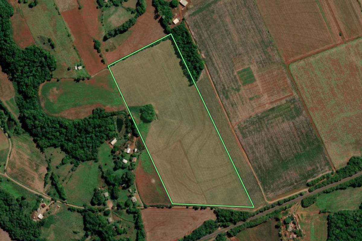 Imagem de satélite do imóvel rural em Entre-Ijuís (RS), com o contorno declarado no CAR desenhado por cima.