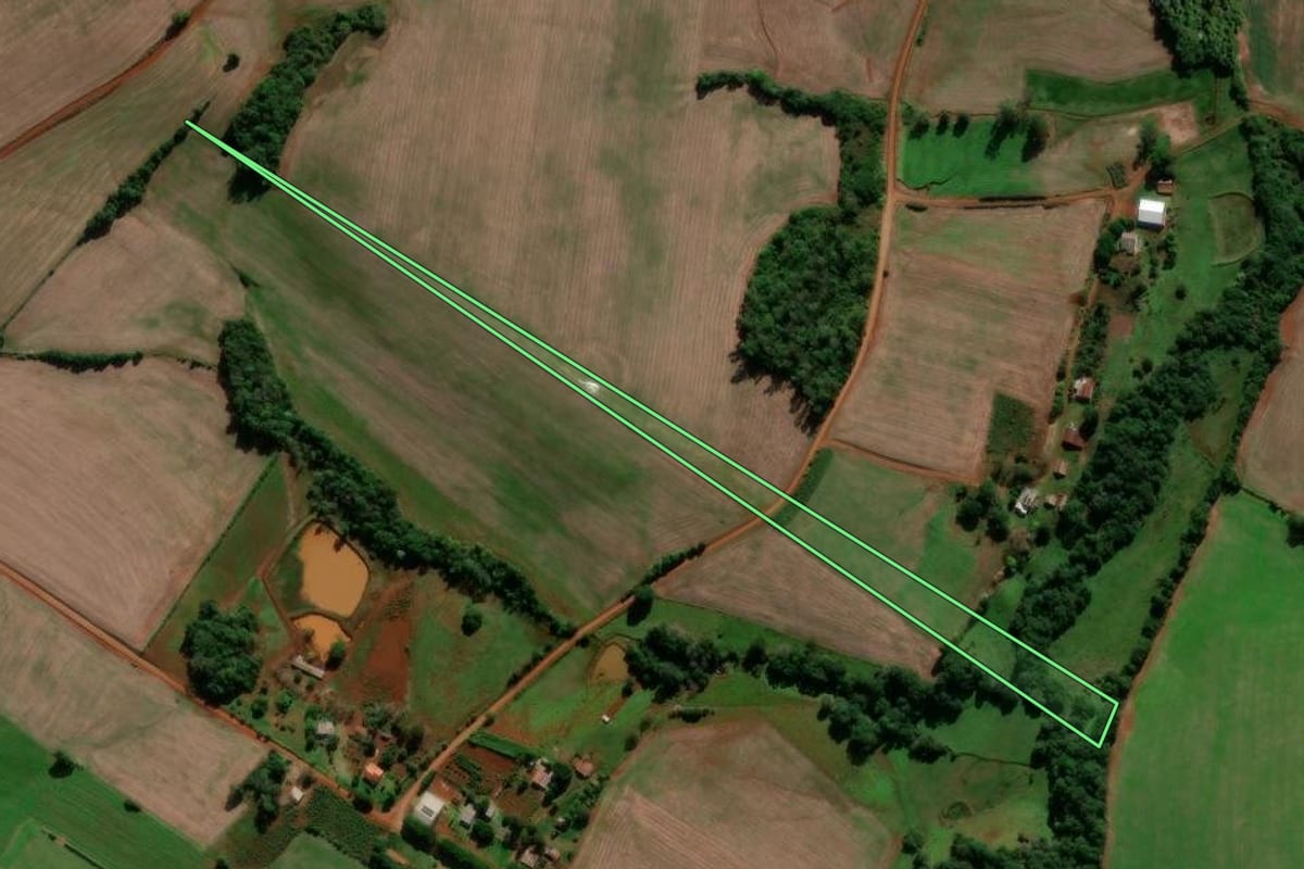 Imagem de satélite do imóvel rural em Entre-Ijuís (RS), com o contorno declarado no CAR desenhado por cima.