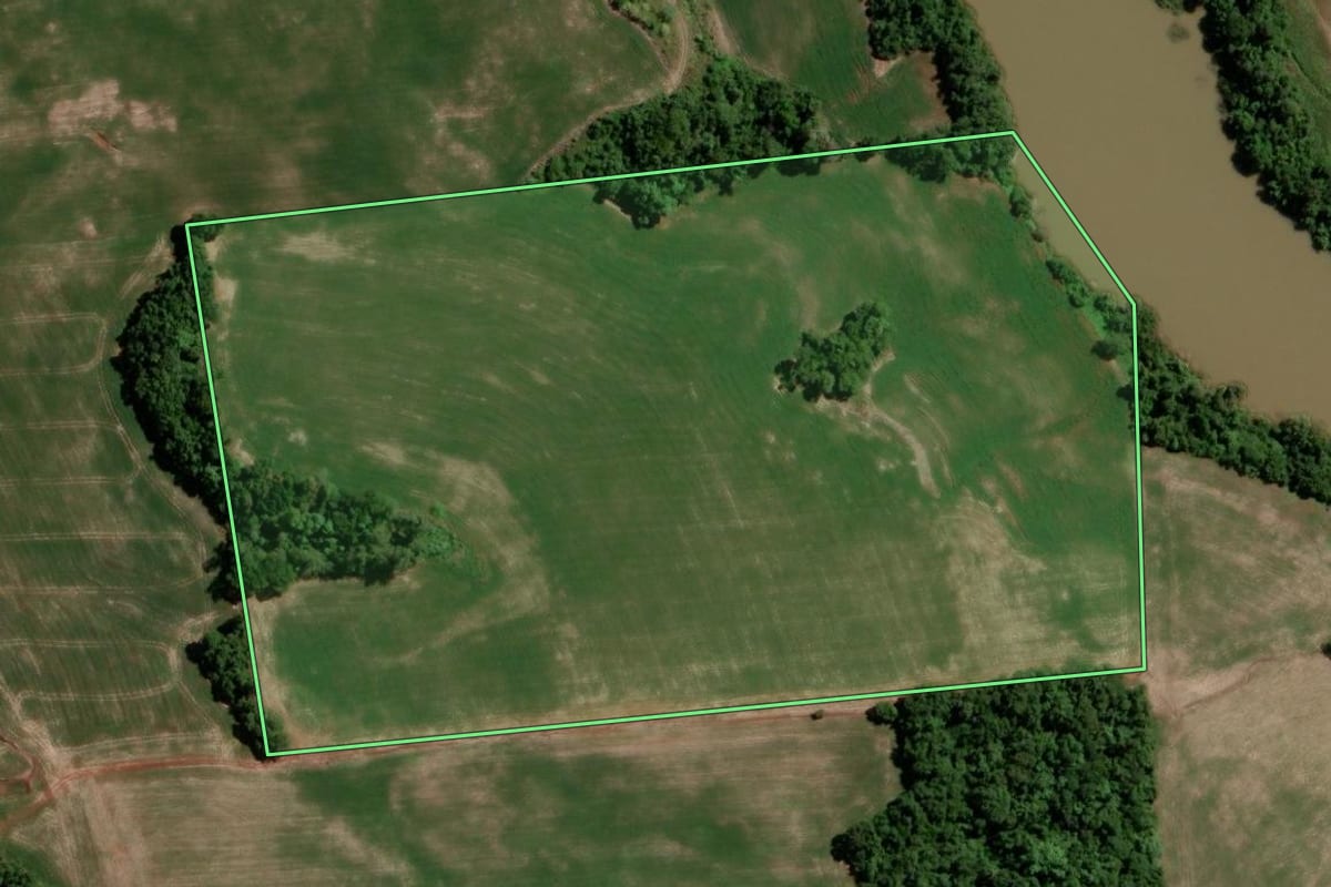 Imagem de satélite do imóvel rural em Entre-Ijuís (RS), com o contorno declarado no CAR desenhado por cima.