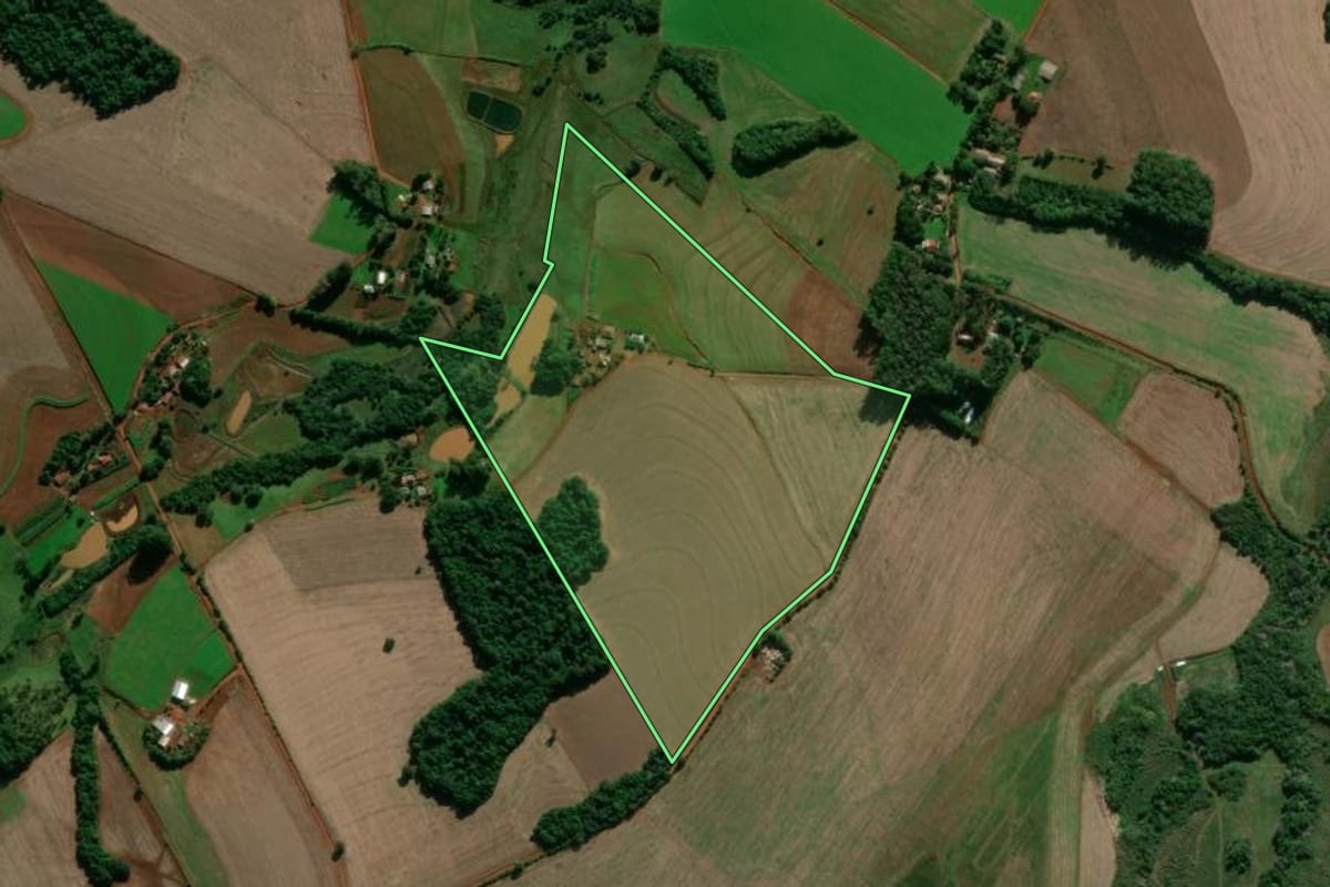 Imagem de satélite do imóvel rural em Entre-Ijuís (RS), com o contorno declarado no CAR desenhado por cima.