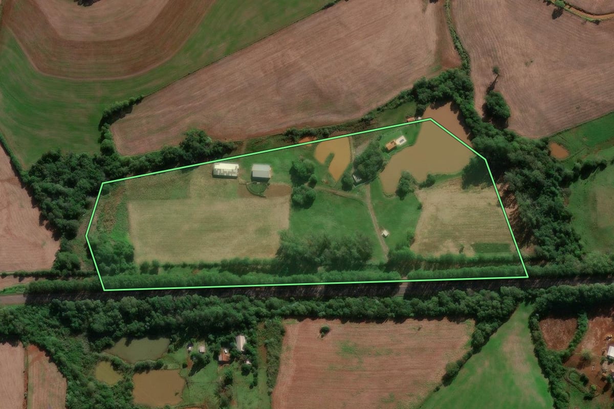 Imagem de satélite do imóvel rural em Entre-Ijuís (RS), com o contorno declarado no CAR desenhado por cima.