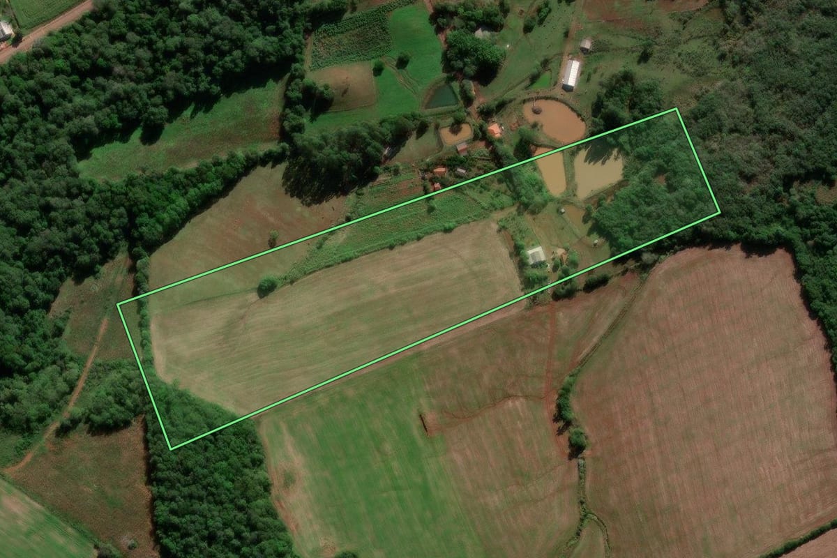 Imagem de satélite do imóvel rural em Entre-Ijuís (RS), com o contorno declarado no CAR desenhado por cima.