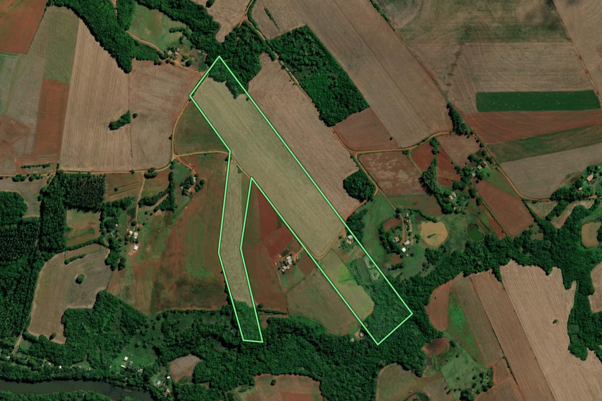 Imagem de satélite do imóvel rural em Entre-Ijuís (RS), com o contorno declarado no CAR desenhado por cima.