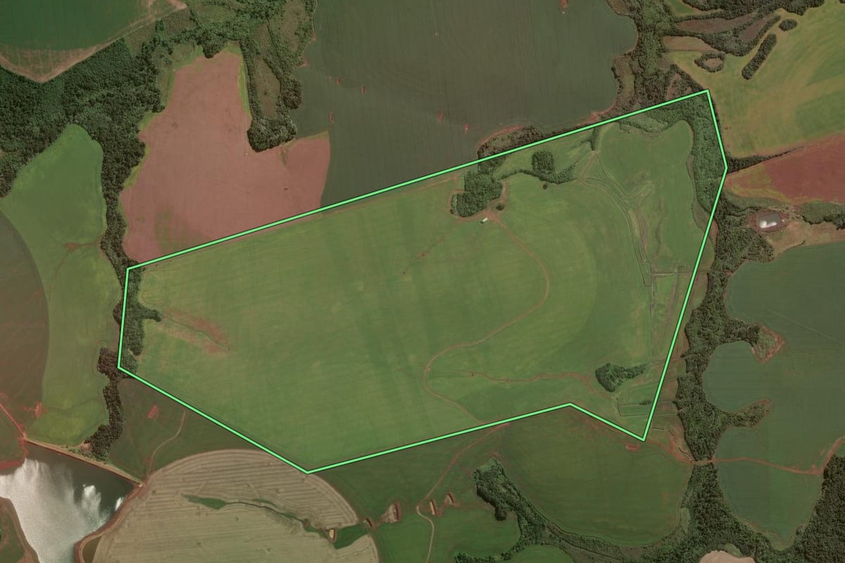 Imagem de satélite do imóvel rural em Entre-Ijuís (RS), com o contorno declarado no CAR desenhado por cima.