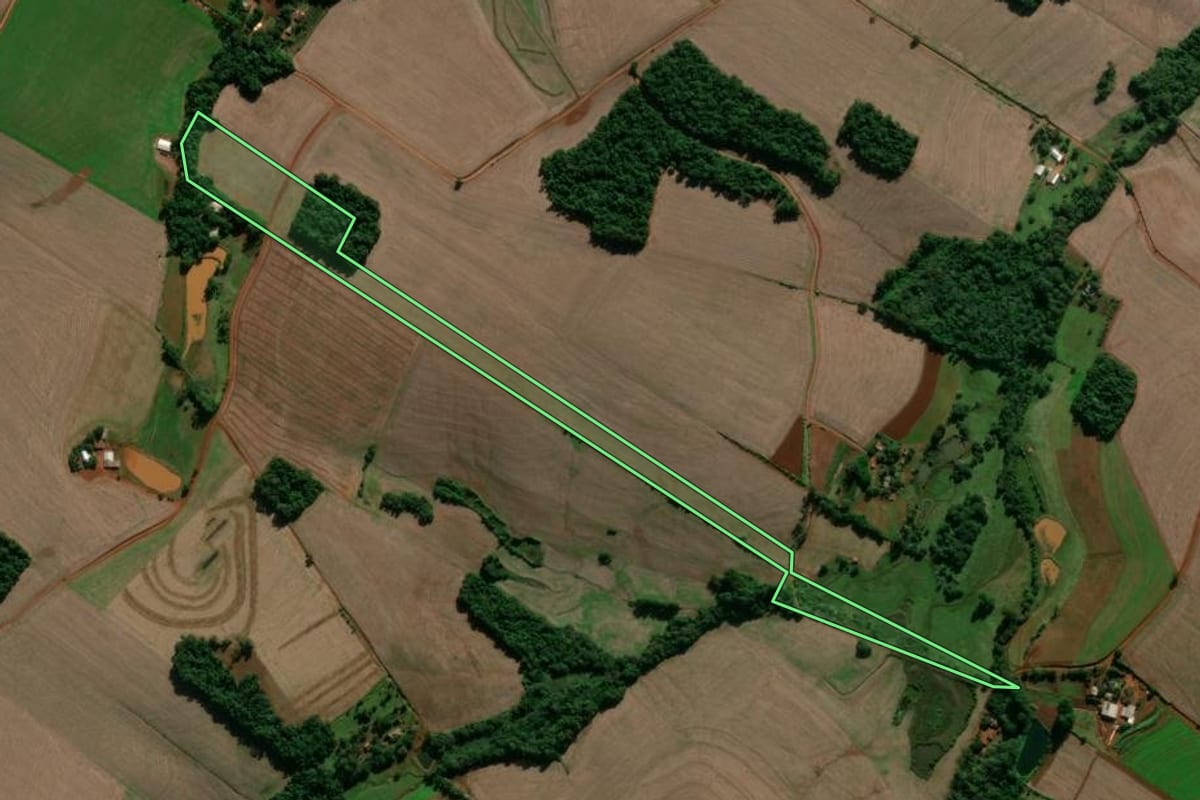Imagem de satélite do imóvel rural em Entre-Ijuís (RS), com o contorno declarado no CAR desenhado por cima.